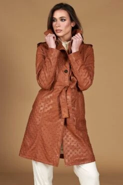 Einreihiger Mantel Hellbraunem Leder Mit Gürtel Mit Nietenprägung