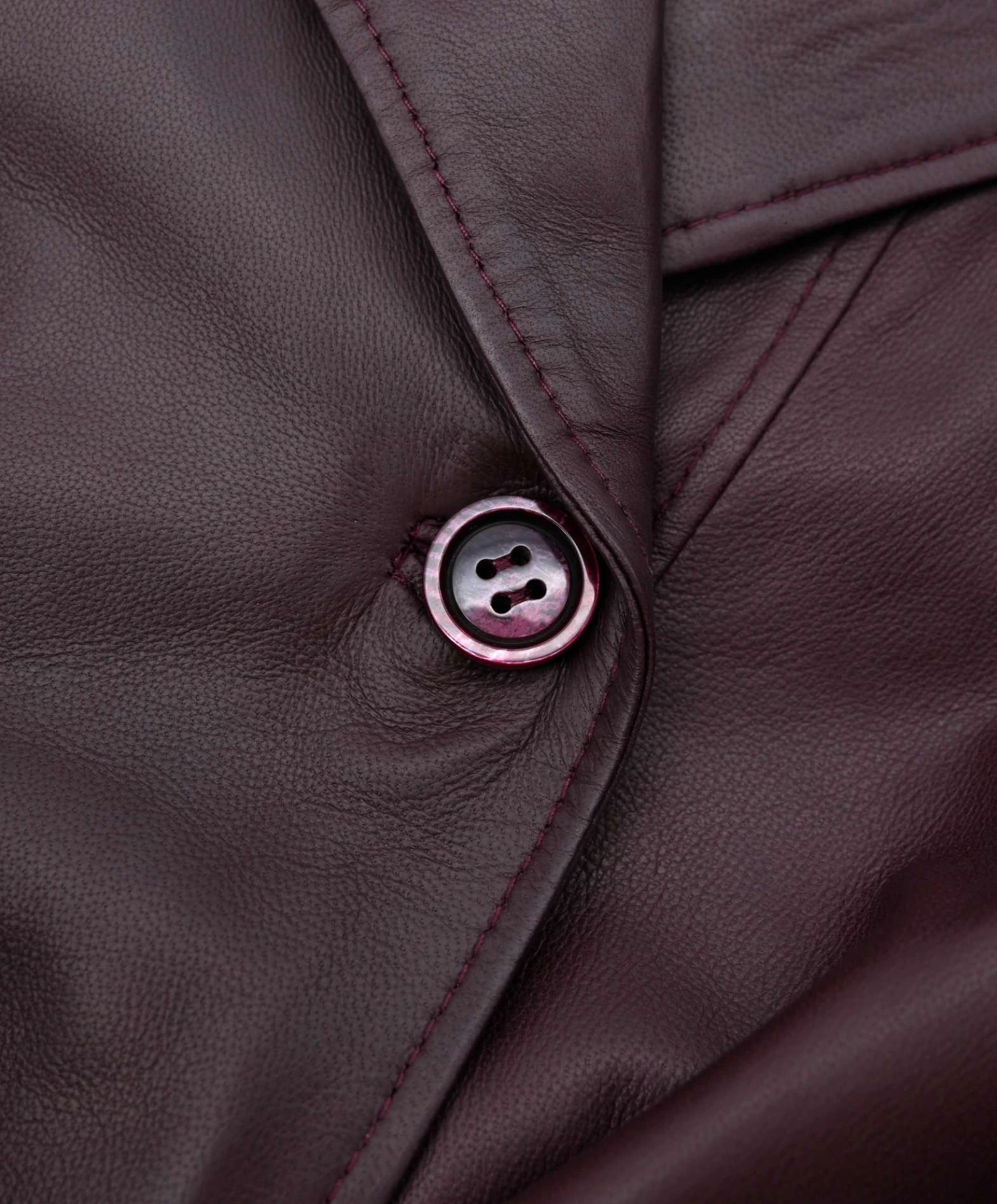 Burgunder Zweireihiger Ledermantel Mit Seitenschlitze 8 Burgunder Zweireihiger Ledermantel Mit Seitenschlitze – Bild 8