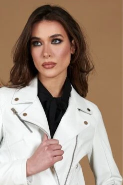 Chiodo Weiße Bikerjacke Aus Glattem Nappa Leder Mit Gürtel 19 Chiodo Weiße Bikerjacke Aus Glattem Nappa Leder Mit Gürtel -D’ARIENZO Verkäufe wei bikerjacke leder 2