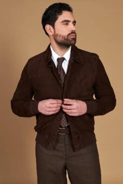 Dunkelbraune Lederjacke Mit Knöpfen Und Taschen