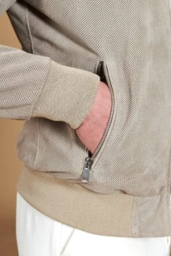 Graue Bomberjacke Aus Perforiertem Wildleder Banana Kragen 23 Graue Bomberjacke Aus Perforiertem Wildleder Banana Kragen -D’ARIENZO Verkäufe wildlederjacke herren wildleder bomberjacke echtes leder graue College 10