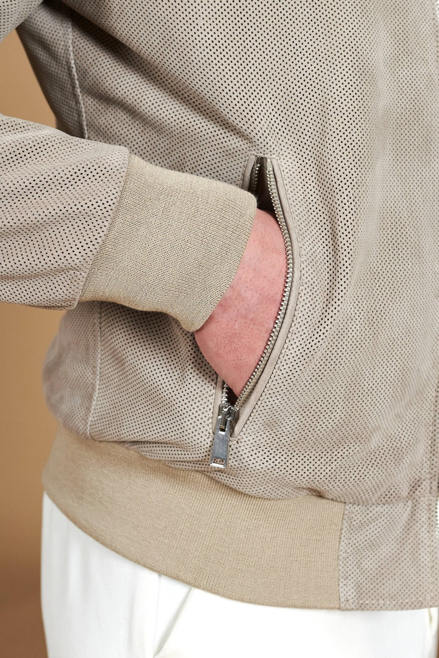 Graue Bomberjacke Aus Perforiertem Wildleder Banana Kragen 11 Graue Bomberjacke Aus Perforiertem Wildleder Banana Kragen – Bild 11