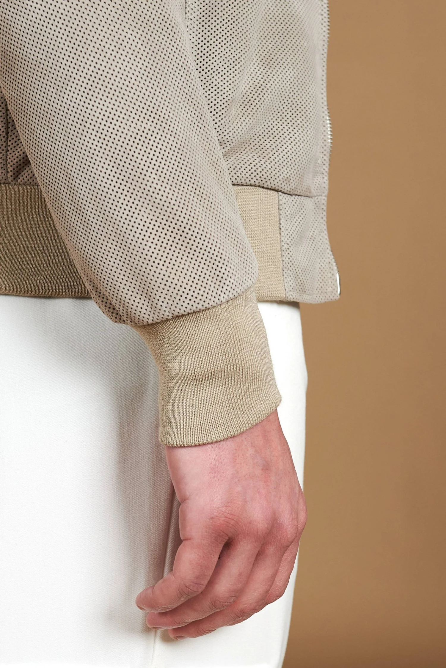 Graue Bomberjacke Aus Perforiertem Wildleder Banana Kragen 12 Graue Bomberjacke Aus Perforiertem Wildleder Banana Kragen – Bild 12