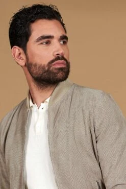 Graue Bomberjacke Aus Perforiertem Wildleder Banana Kragen 15 Graue Bomberjacke Aus Perforiertem Wildleder Banana Kragen -D’ARIENZO Verkäufe wildlederjacke herren wildleder bomberjacke echtes leder graue College 2