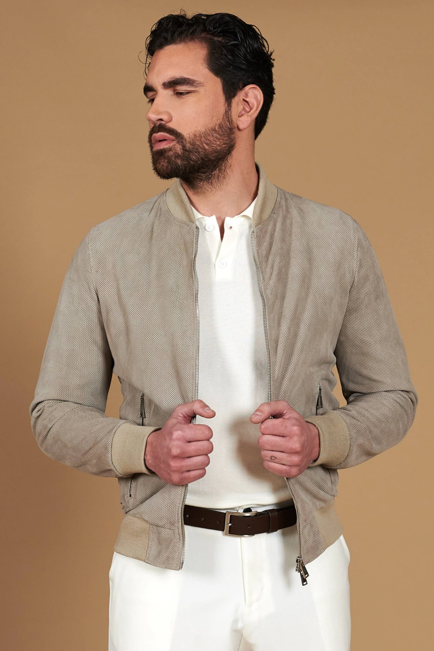 Graue Bomberjacke Aus Perforiertem Wildleder Banana Kragen 9 Graue Bomberjacke Aus Perforiertem Wildleder Banana Kragen – Bild 9