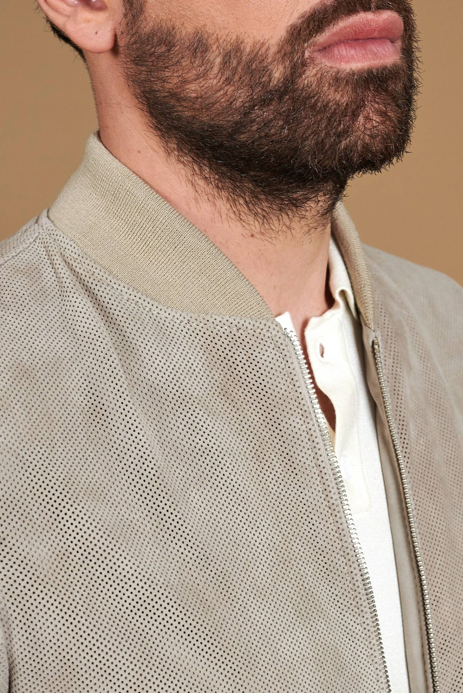 Graue Bomberjacke Aus Perforiertem Wildleder Banana Kragen 10 Graue Bomberjacke Aus Perforiertem Wildleder Banana Kragen – Bild 10