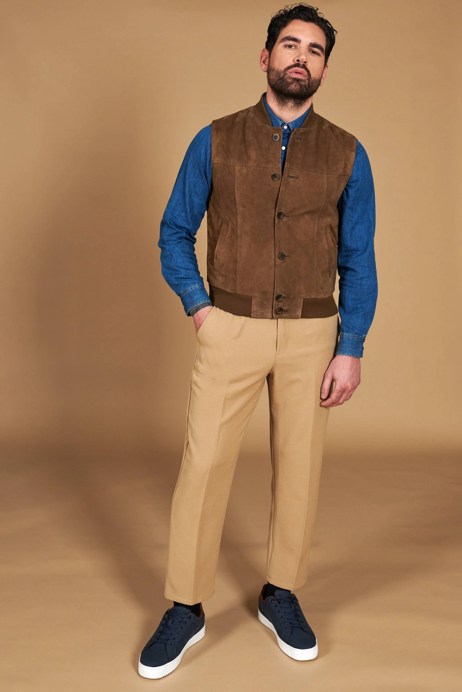 Taupe Wildlederweste Mit Knöpfen 2 Taupe Wildlederweste Mit Knöpfen – Bild 2